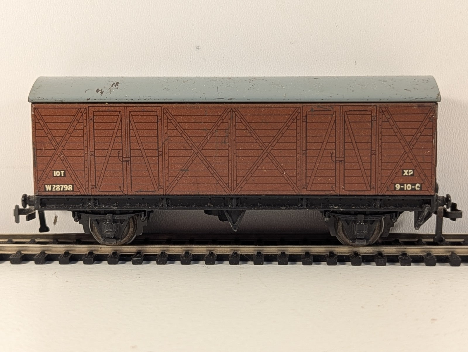 Hornby Dublo BR Ventilated Van Bauxite Brown with Grey Roof OO Gauge