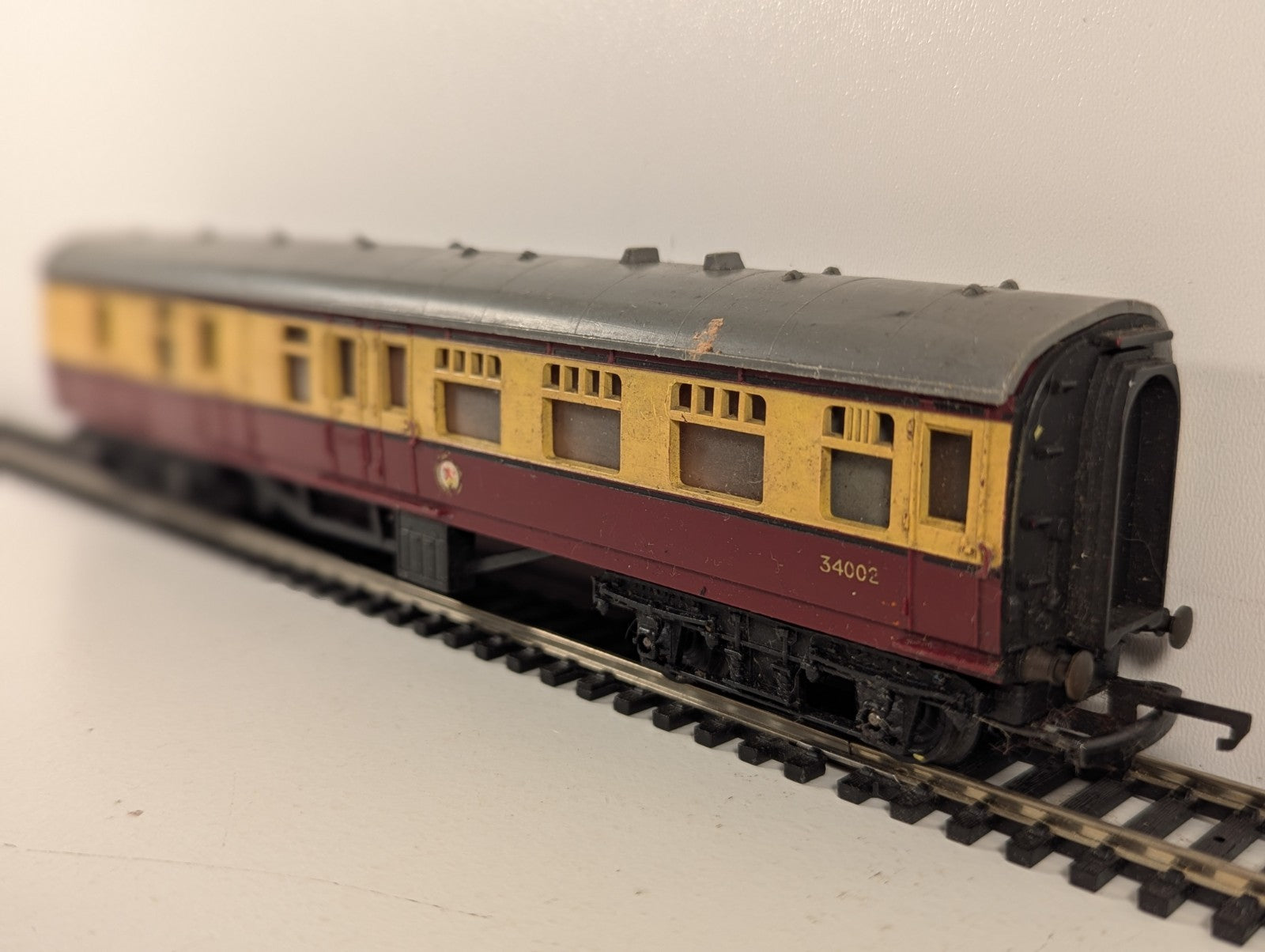 Tri-ang R28 OO Gauge BR Mk1 Brake 2nd Coach Crimson & Cream