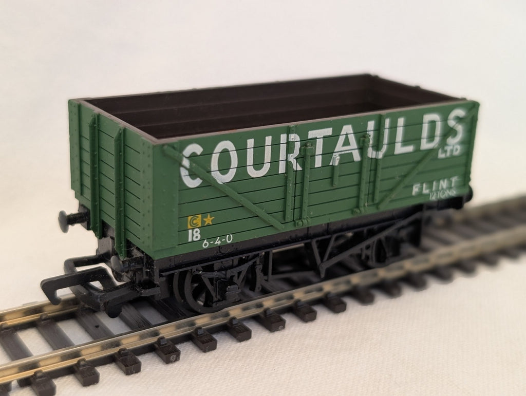 Mainline OO Gauge 7 Plank Open Wagon Courtaulds Goods Wagon 18 Courtaulds Green