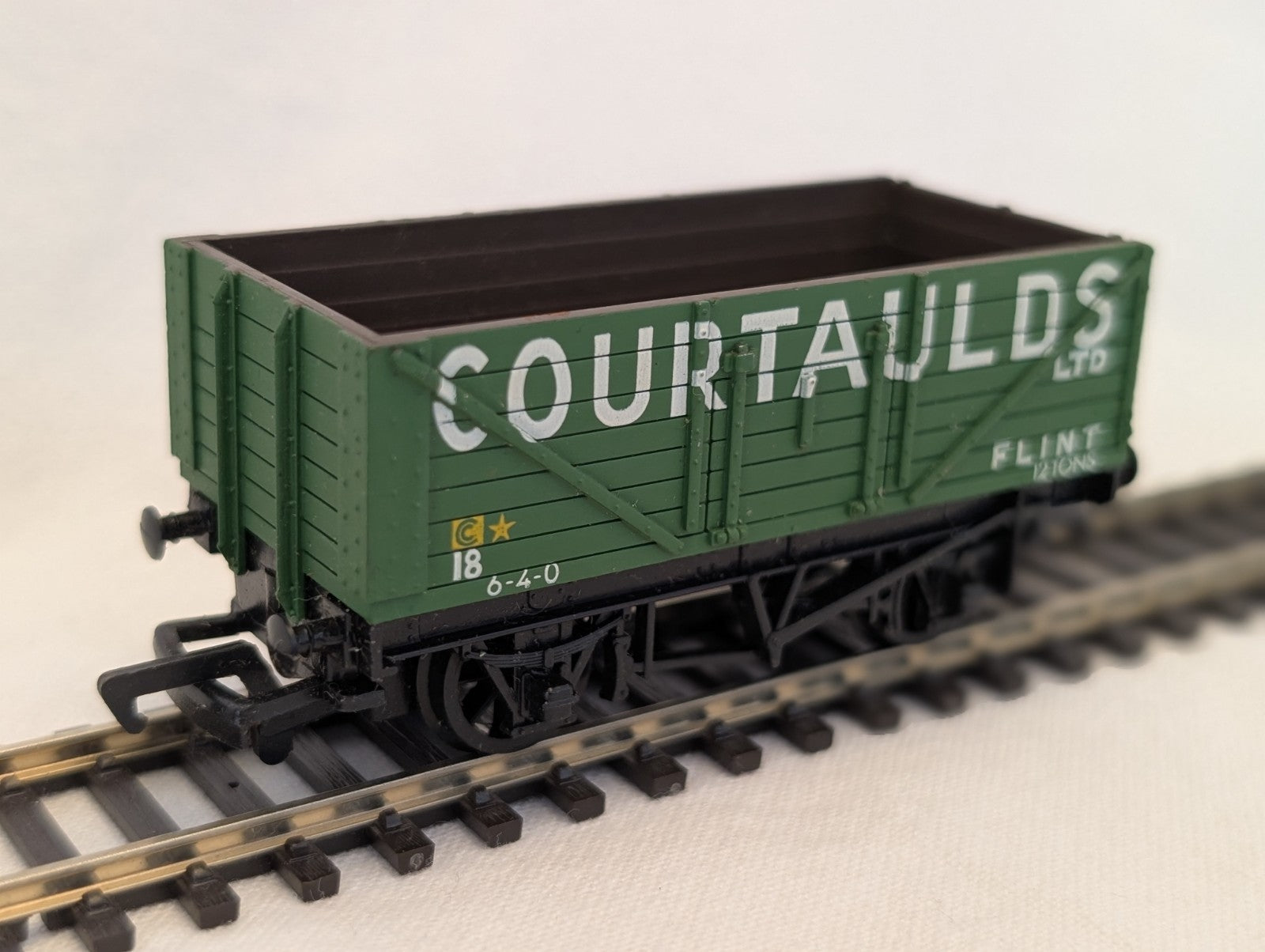 Mainline OO Gauge 7 Plank Open Wagon Courtaulds Goods Wagon 18 Courtaulds Green