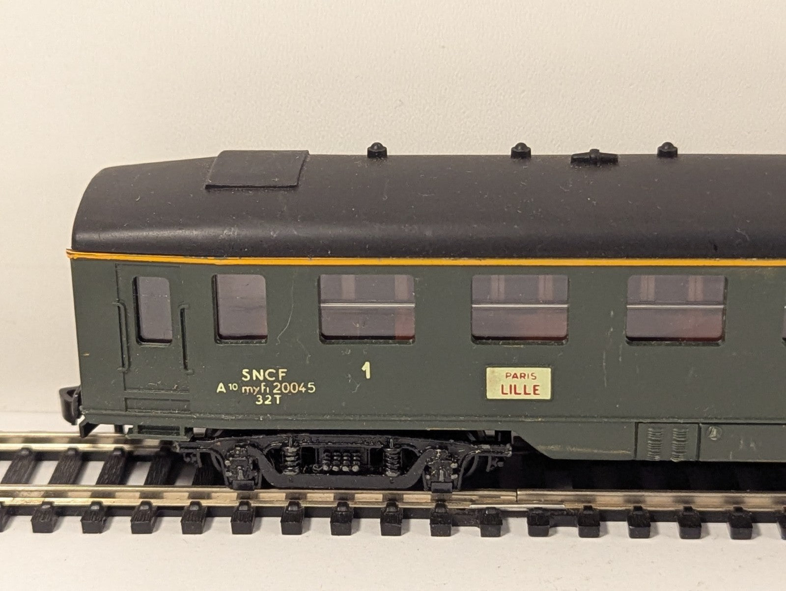 Hornby Acho HO Gauge 734 Paris–Lille Green 1st Class Coach