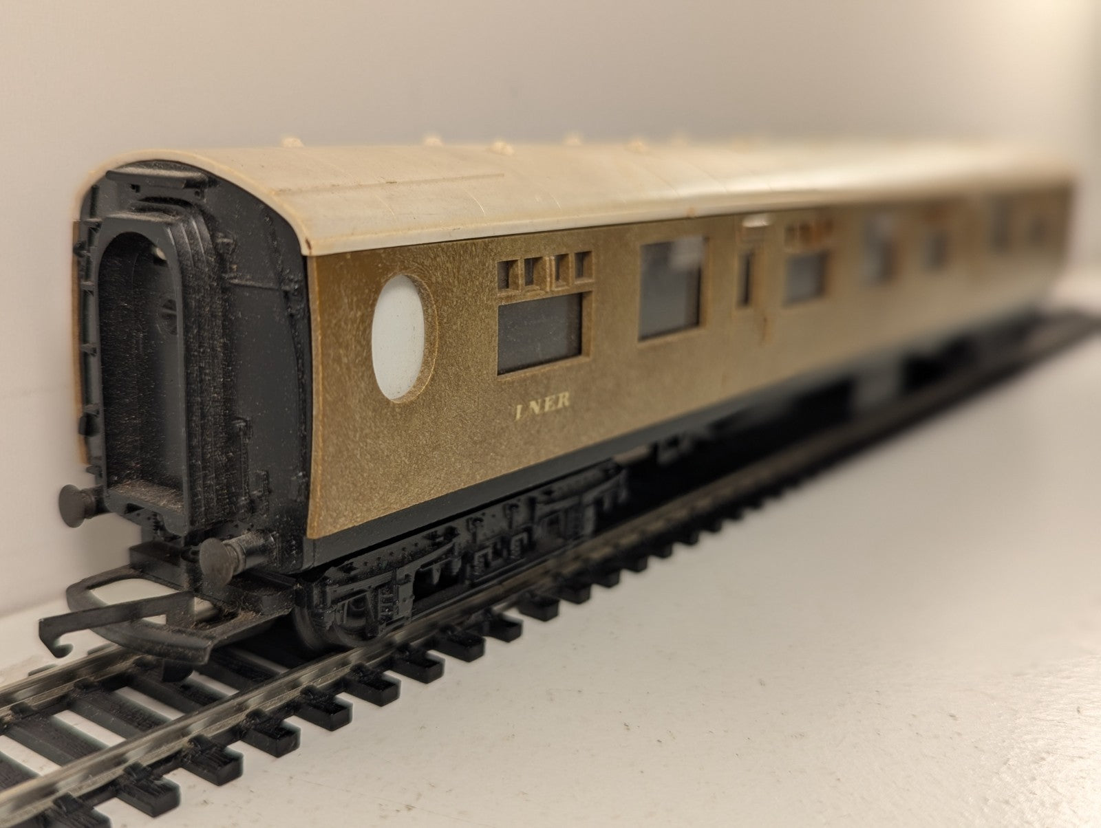 Tri-ang OO Gauge LNER Gresley Composite Coach Passenger Coach 1010
