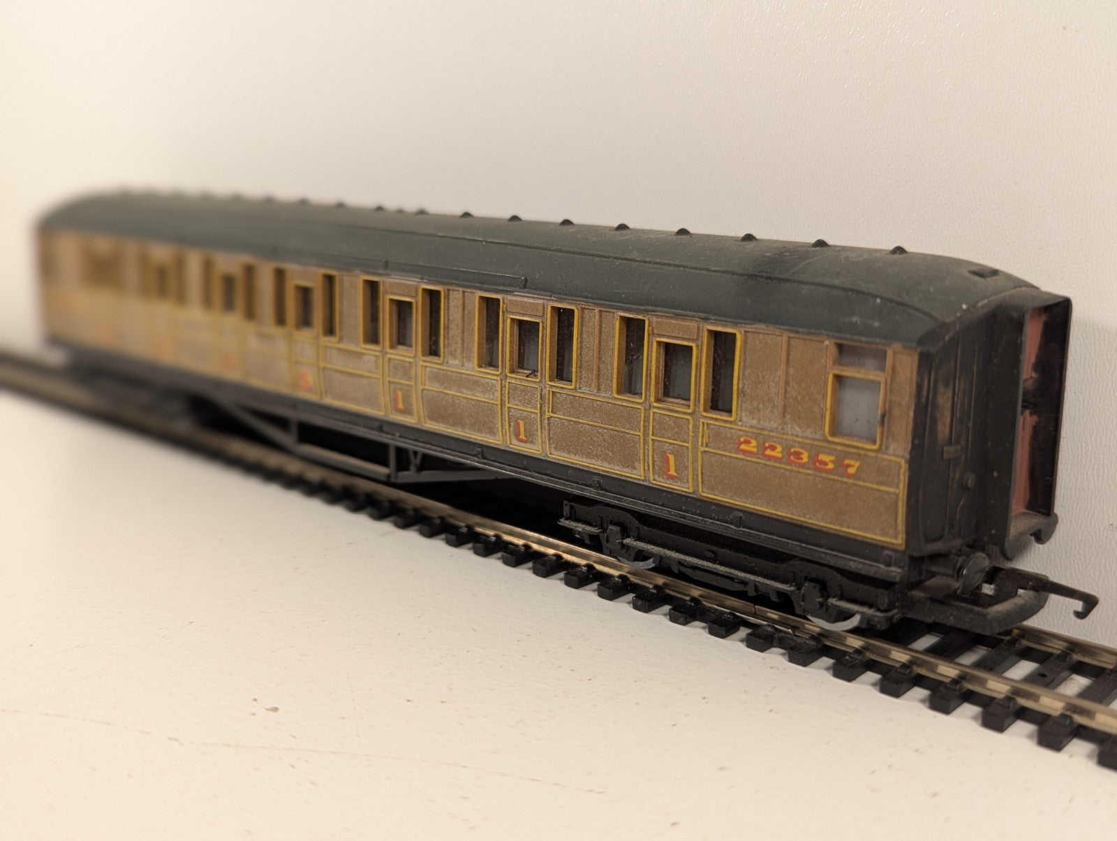 Hornby OO Gauge LNER Gresley Teak Corridor Composite Coach (Repainted Roof)