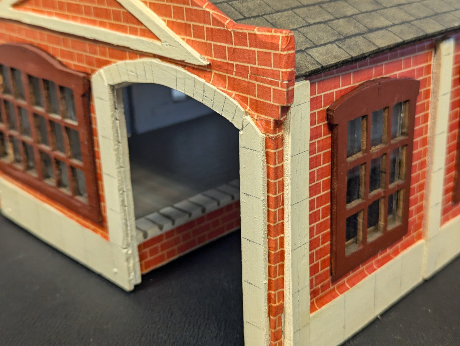 O Gauge Stunning Engine Shed with Platform and Built-In Lights