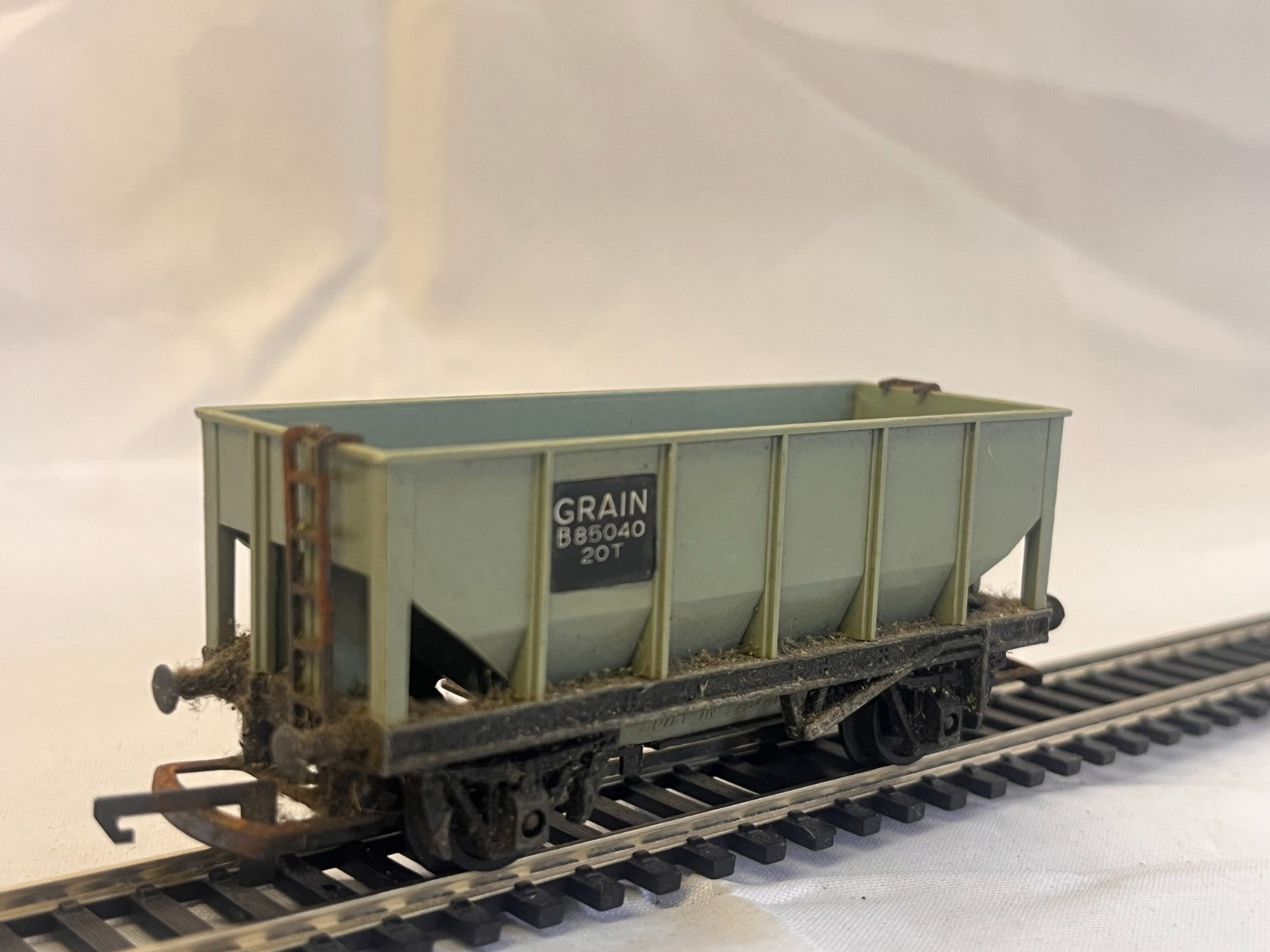 Tri-ang Hornby OO Gauge R215 Bulk Grain Wagon