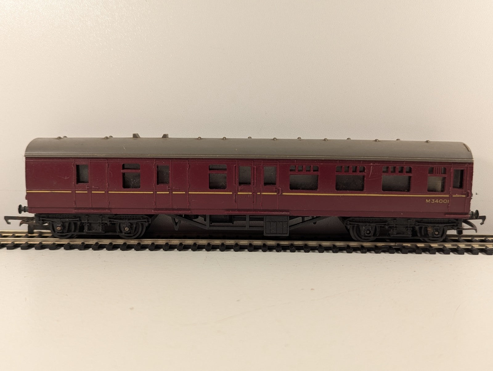Tri-ang R423 OO Gauge BR Maroon Brake 2nd Coach