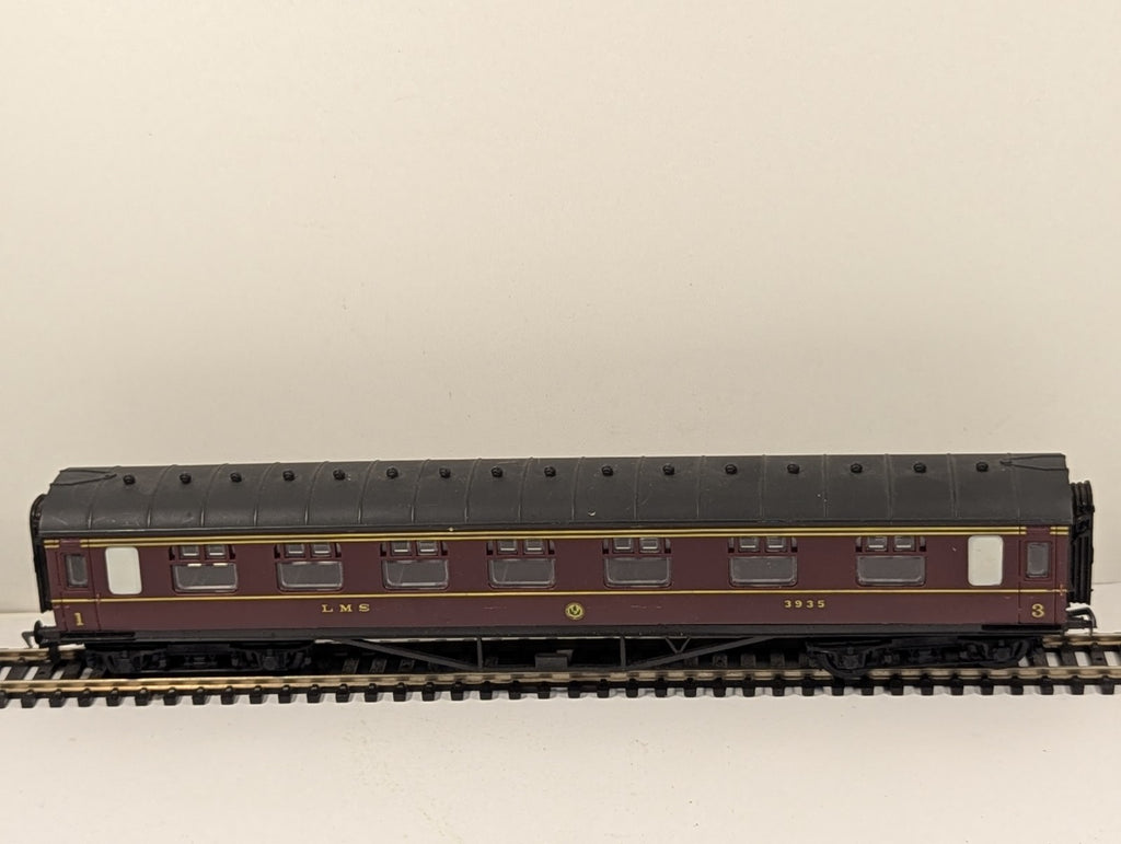 Airfix 54202 OO Gauge LMS 60ft Corridor 1st and 3rd Composite Coach