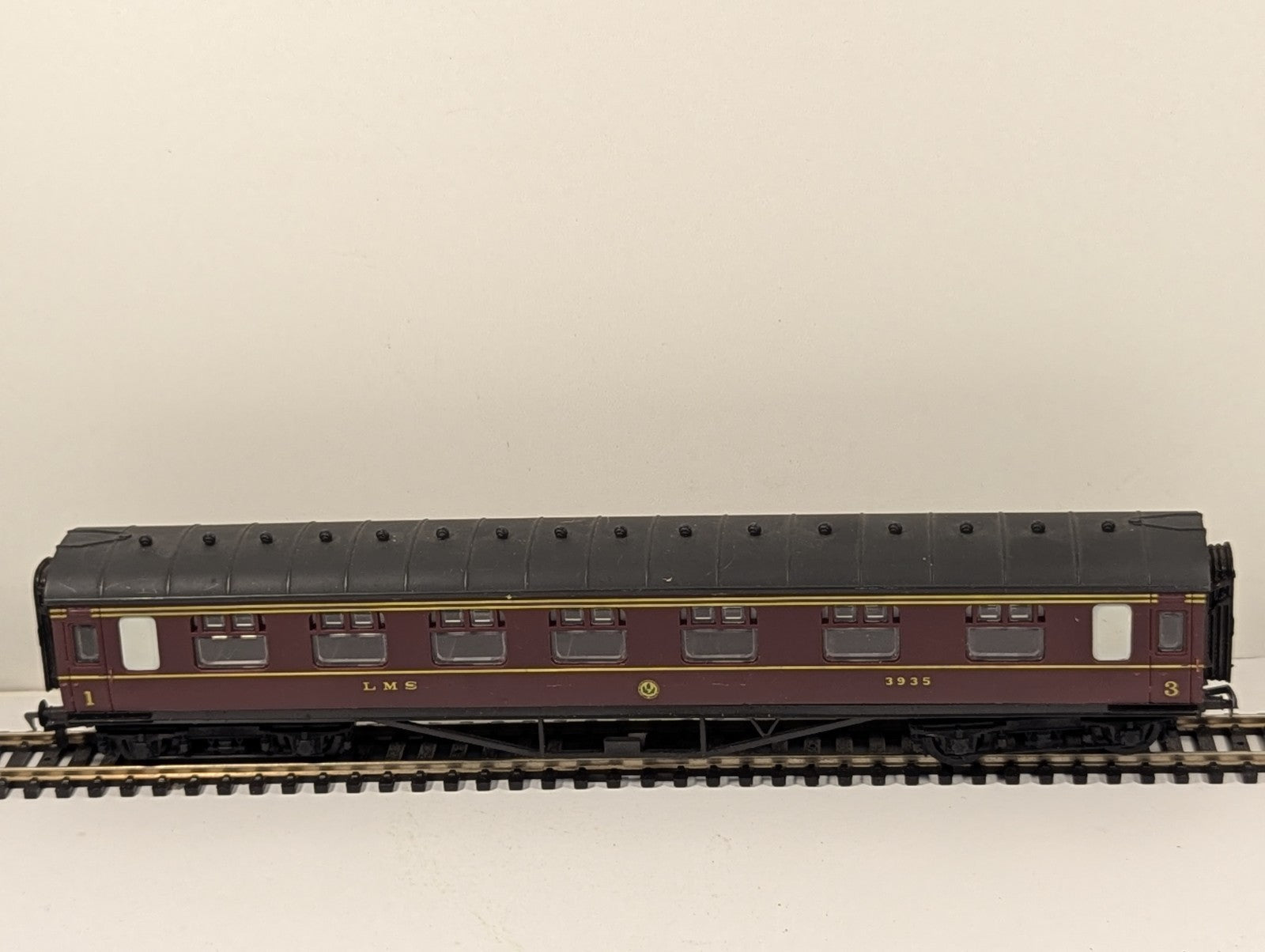 Airfix 54202 OO Gauge LMS 60ft Corridor 1st and 3rd Composite Coach