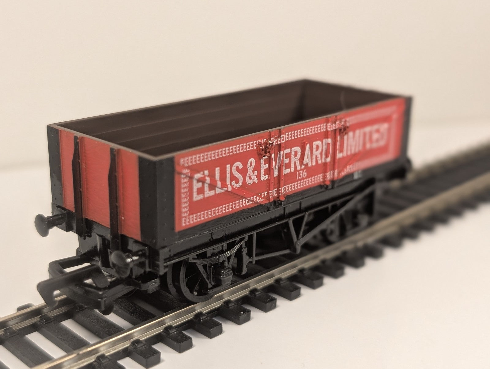 Mainline 37131 OO Gauge 5 Plank Wagon Ellis & Everard Ltd