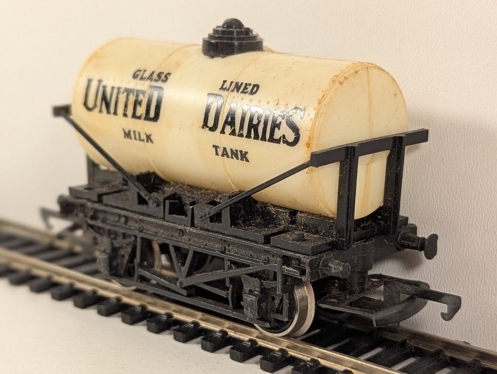 Hornby R007 OO Gauge United Dairies Milk Tanker – Some Damage