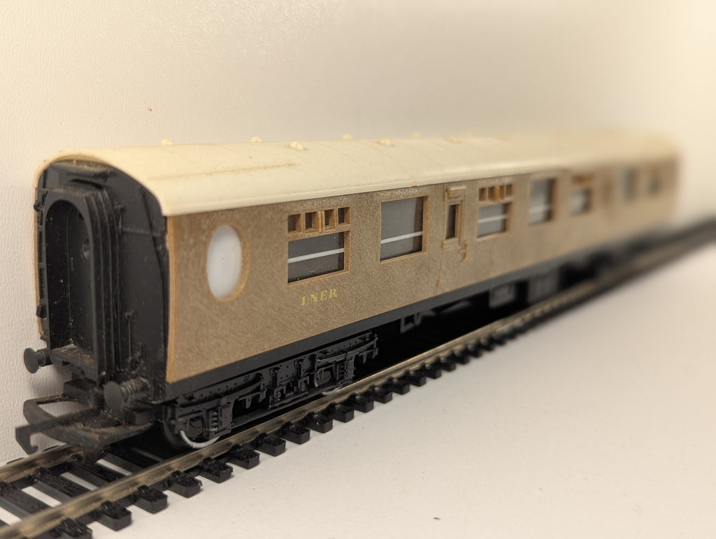 Hornby OO Gauge LNER Gresley Buffet Coach Passenger Coach 1010 LNER Teak R4180