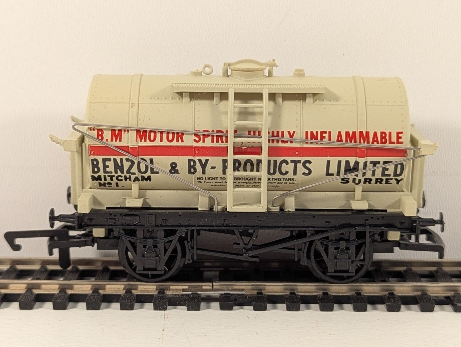 Dapol B136 OO Gauge White Benzol & By-Products Limited 12 Ton Tank Wagon