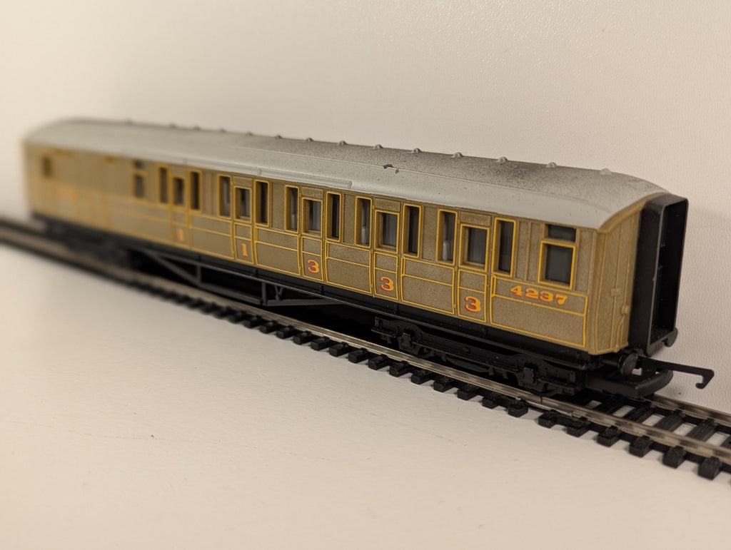Hornby R4333 RailRoad OO Gauge LNER Teak Brake Composite Coach – No. 4237