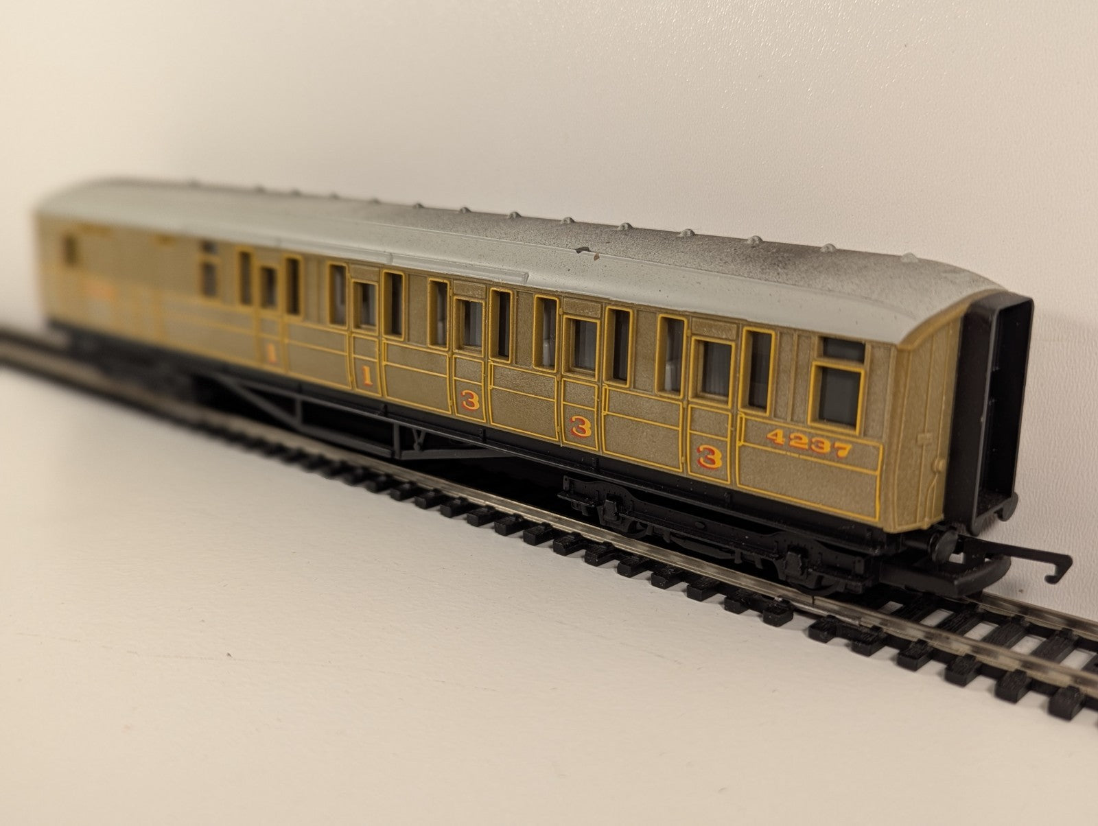 Hornby R4333 RailRoad OO Gauge LNER Teak Brake Composite Coach – No. 4237