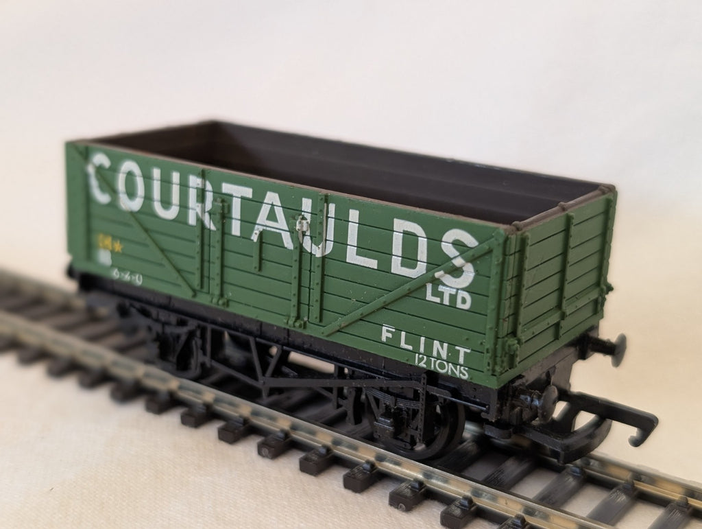 Mainline OO Gauge 7 Plank Open Wagon Courtaulds Goods Wagon 18 Courtaulds Green