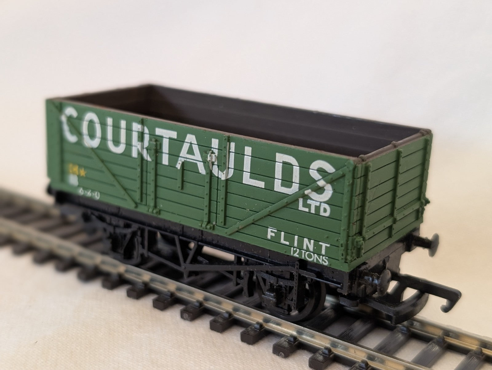 Mainline OO Gauge 7 Plank Open Wagon Courtaulds Goods Wagon 18 Courtaulds Green