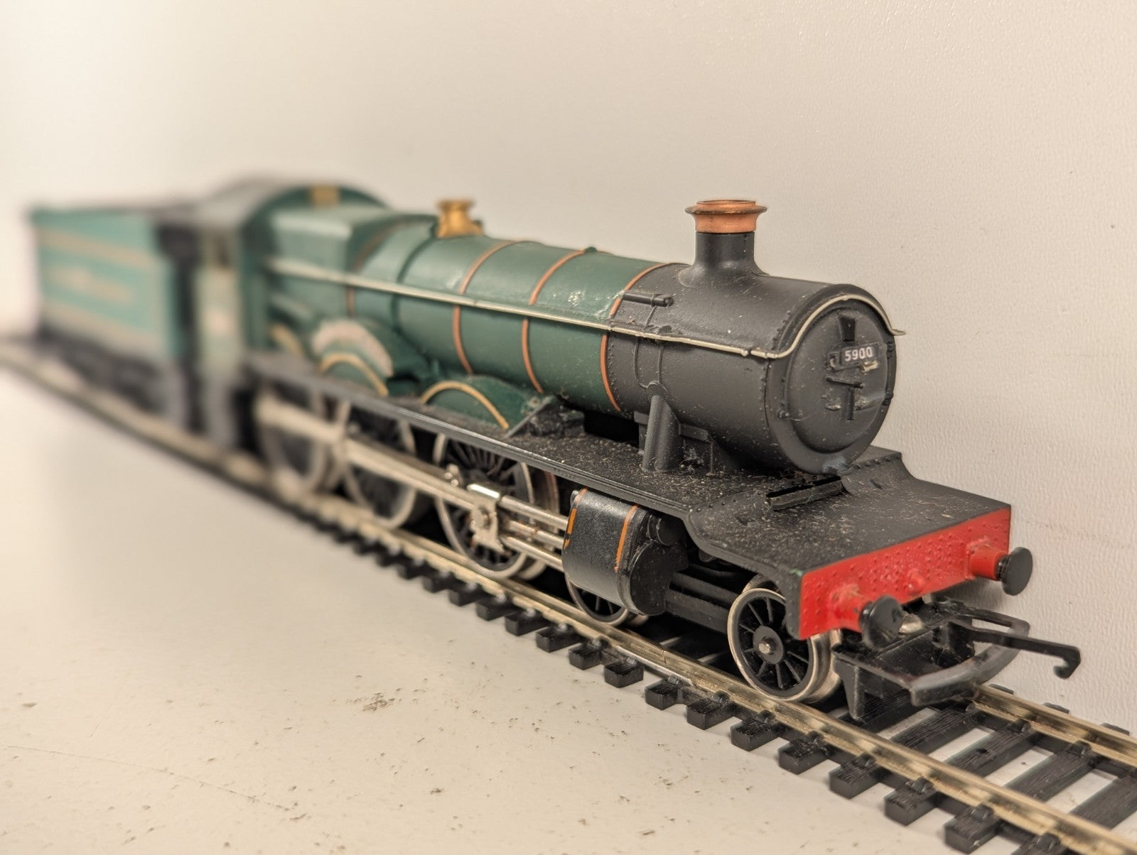 Hornby OO Gauge GWR Modified Hall Class 'Hinderton Hall' Loco