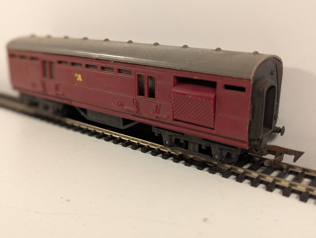 Tri-ang OO Gauge Operating Royal Mail Coach (Lettering Missing)