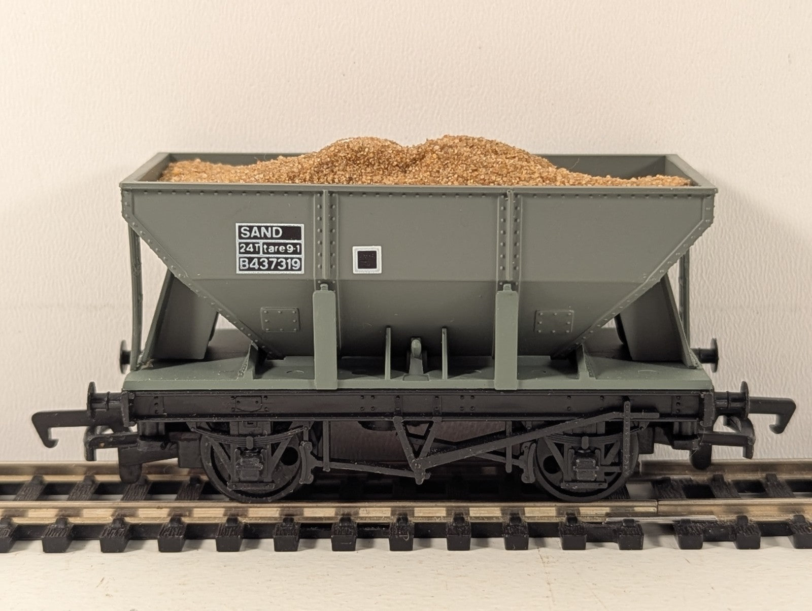 Mainline 37422 OO Gauge BR Grey Hopper Wagon with Sand Load - Boxed