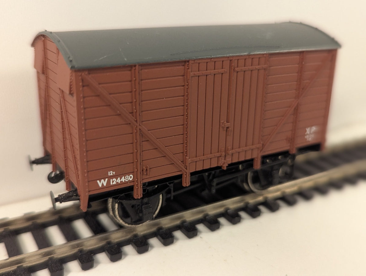 Bachmann OO Gauge 12T Ventilated Van BR Grey