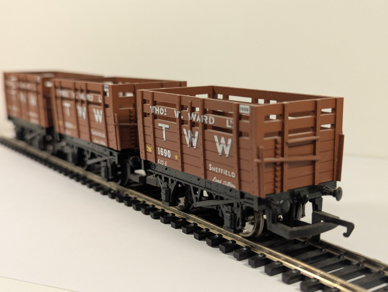 Hornby OO Gauge R6037 Thomas W. Ward Coke Wagon Set (1 Wagon Damaged)