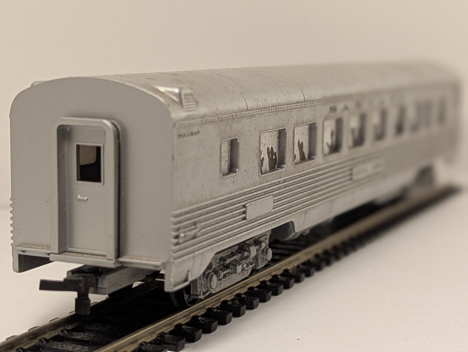 Life-Like HO Gauge Santa Fe Silver Streamlined Passenger Coach