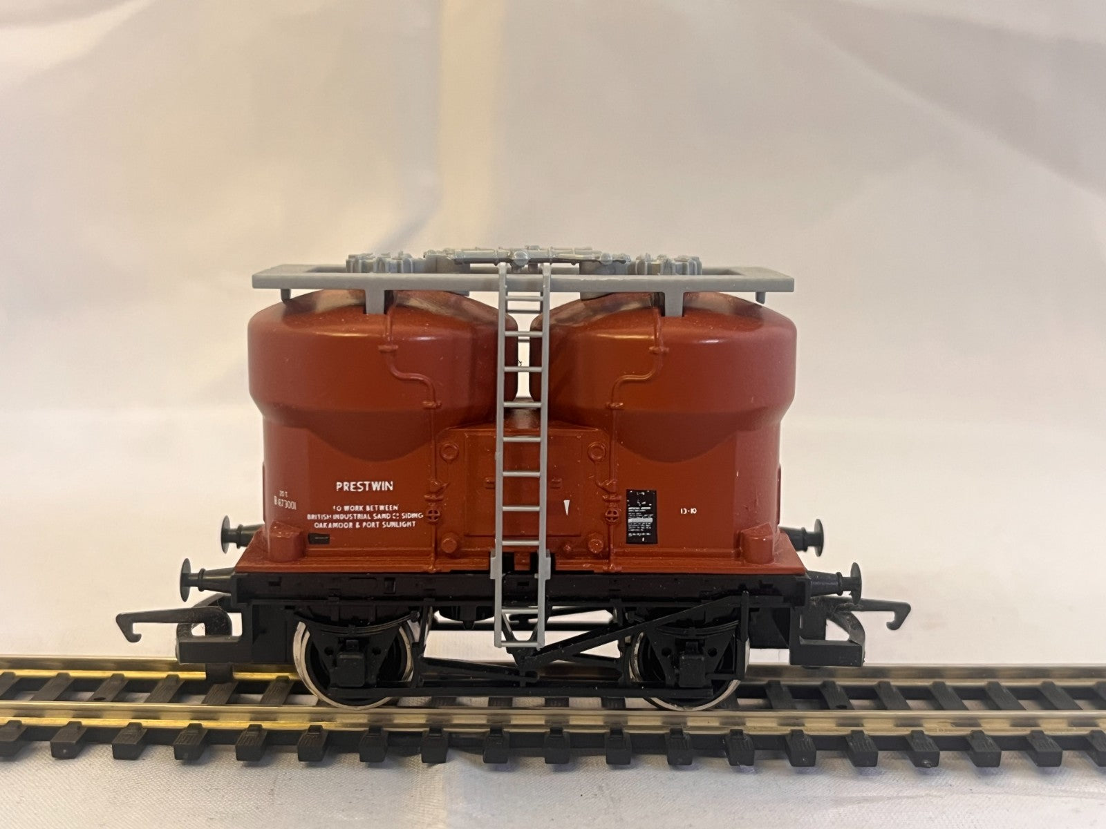 Hornby R723 Prestwin Twin Silo Wagon OO Gauge Boxed