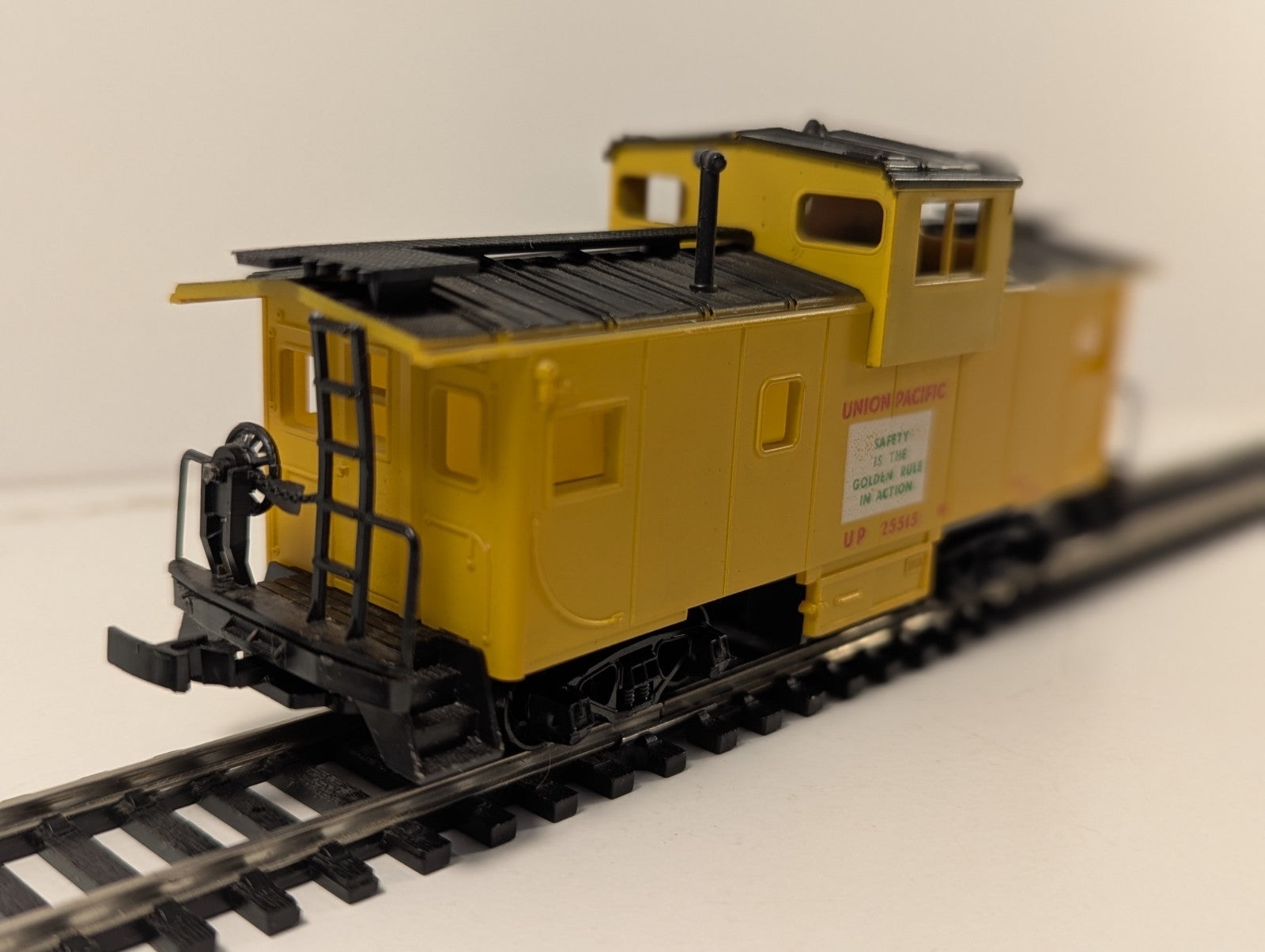 AHM HO Gauge Union Pacific Extended Vision Caboose