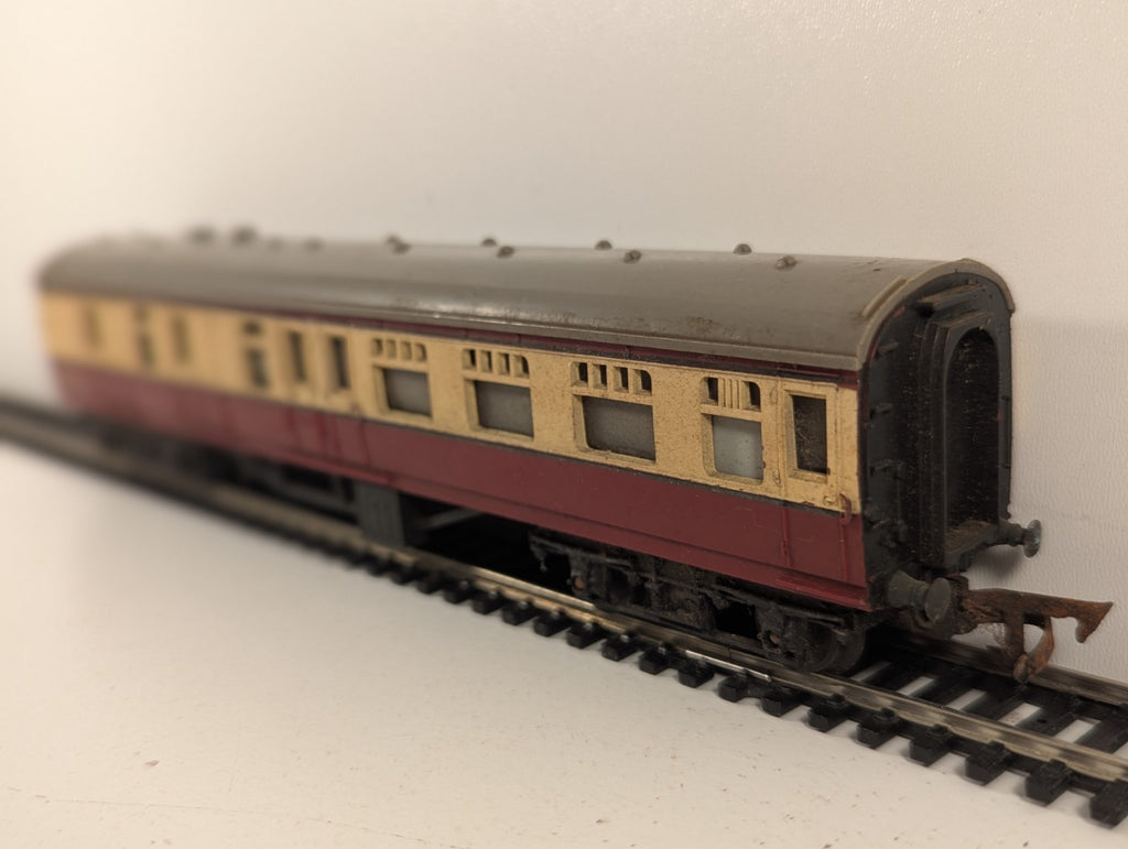 Tri-ang R28 OO Gauge BR Blood & Custard Brake Third Coach