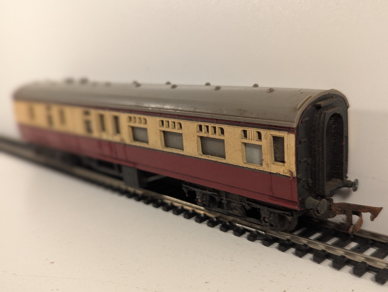 Tri-ang R28 OO Gauge BR Blood & Custard Brake Third Coach