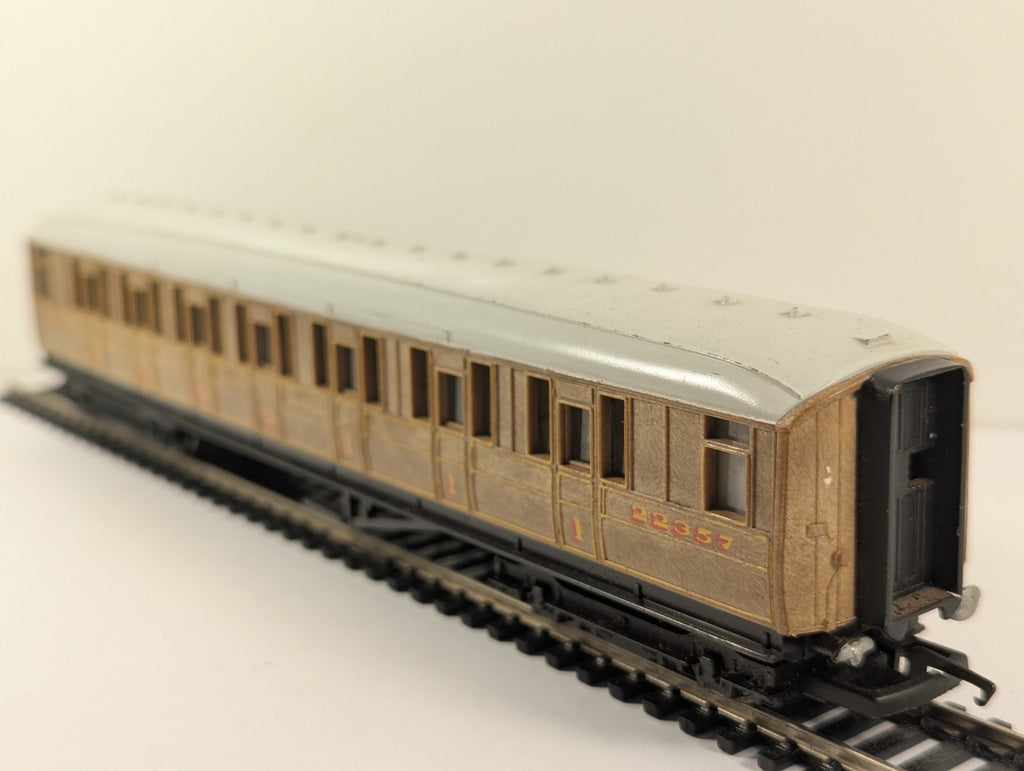 Hornby RailRoad OO Gauge LNER Teak Coach for Flying Scotsman