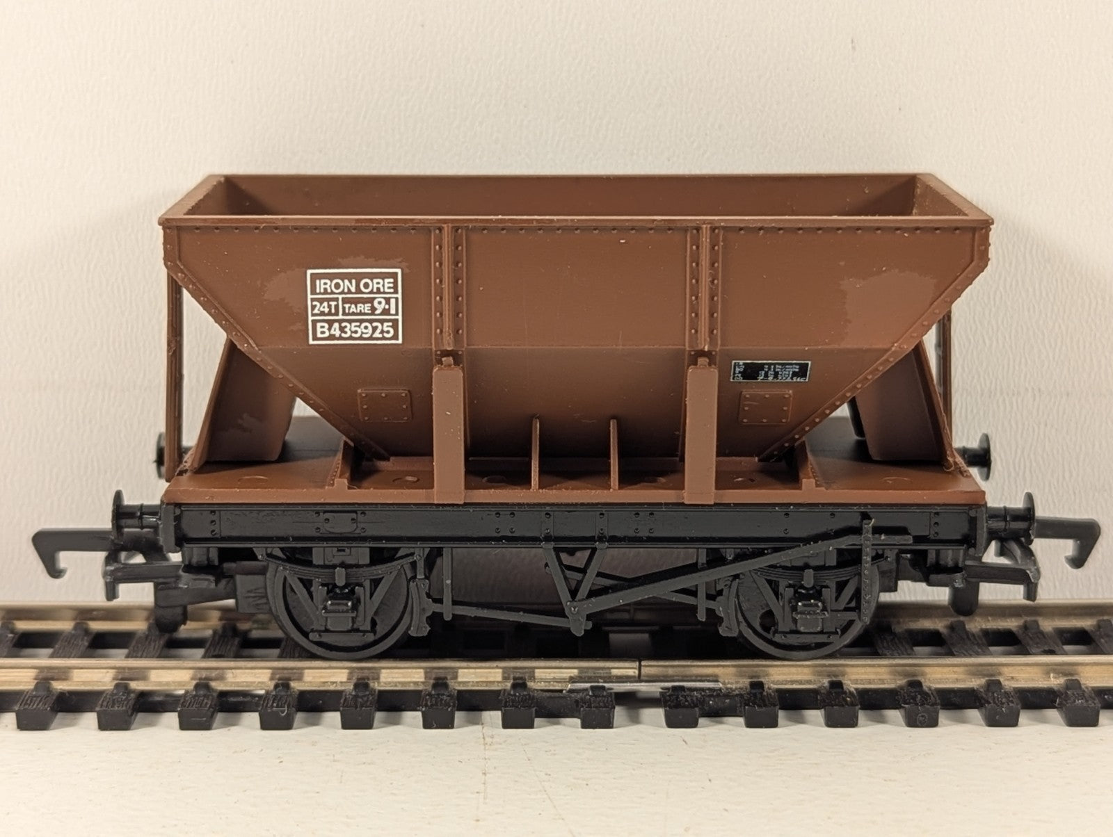 Mainline Railways 37-162 OO Gauge BR Brown Hopper Wagon - Boxed