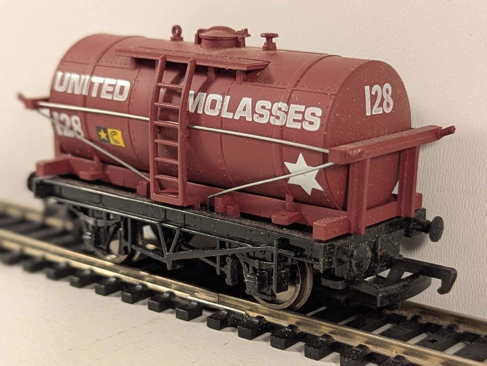 Mainline Railways 37-136 OO Gauge United Molasses Tank Wagon - Boxed