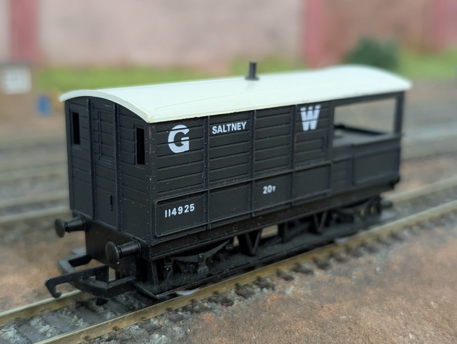 Hornby R714 GWR 20 Ton Brake Van Wagon 114925 Saltney in GW Dark Grey
