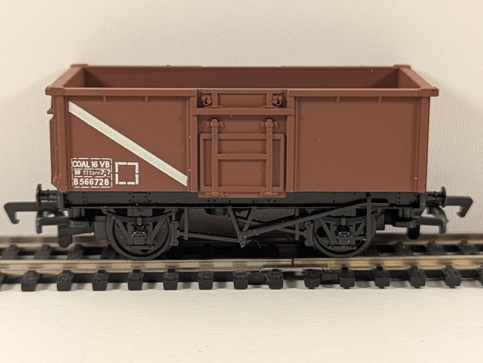 Mainline Railways 37-144 OO Gauge 16-Ton Steel Mineral Wagon – BR Brown