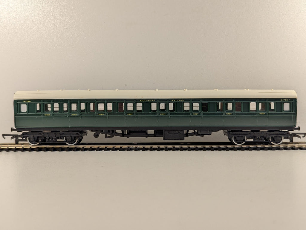 Tri-ang Hornby OO Gauge Southern Railway First/Third Composite Coach