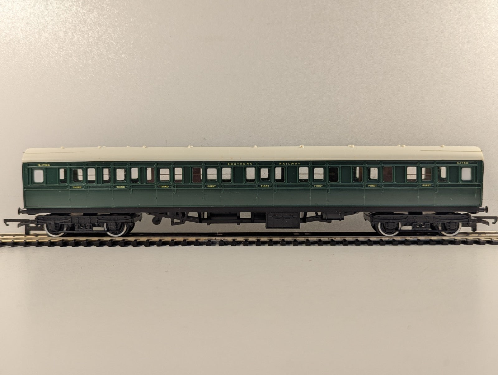 Tri-ang Hornby OO Gauge Southern Railway First/Third Composite Coach