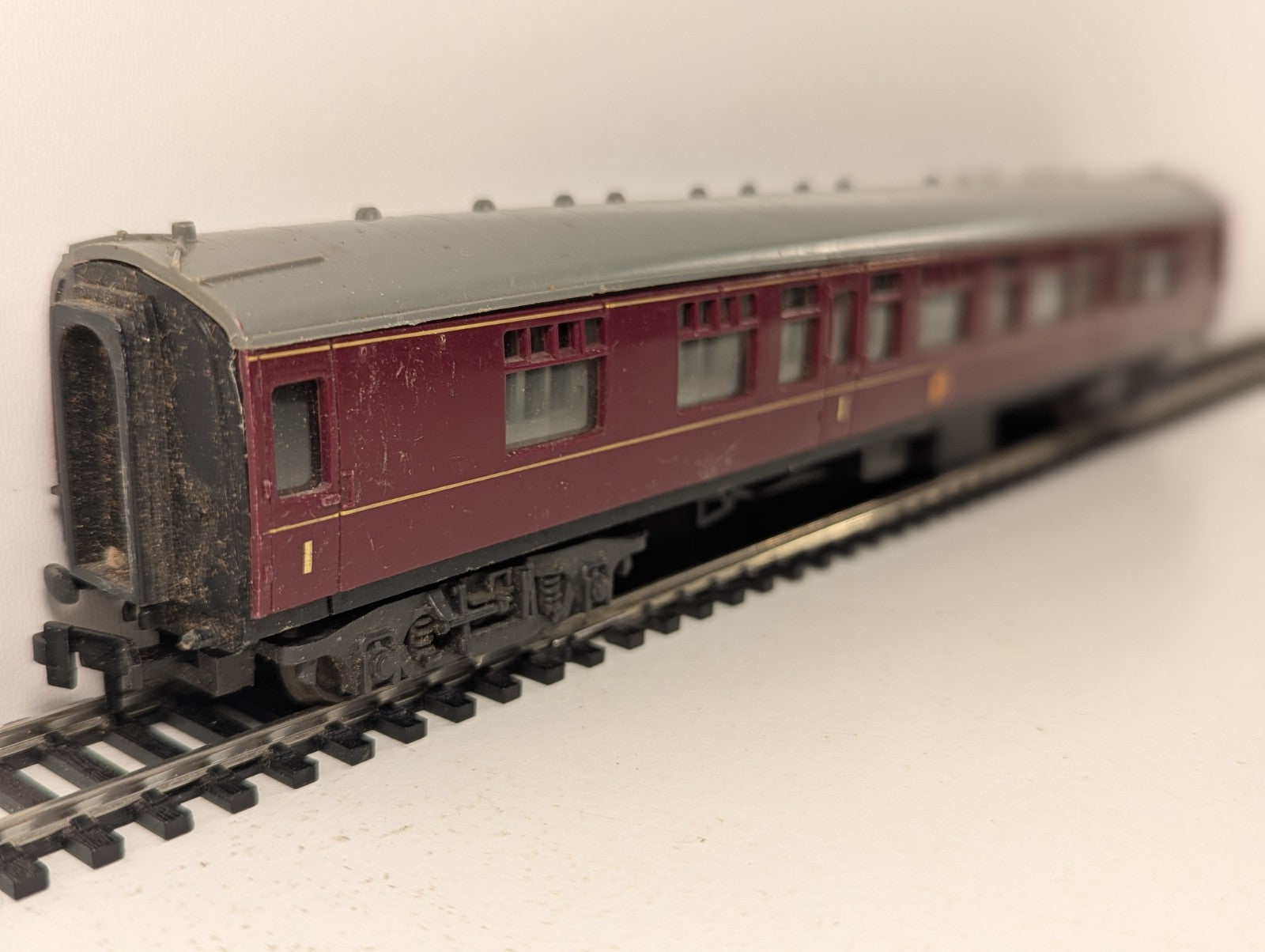 Trix OO Gauge BR Maroon Passenger Coach M16171