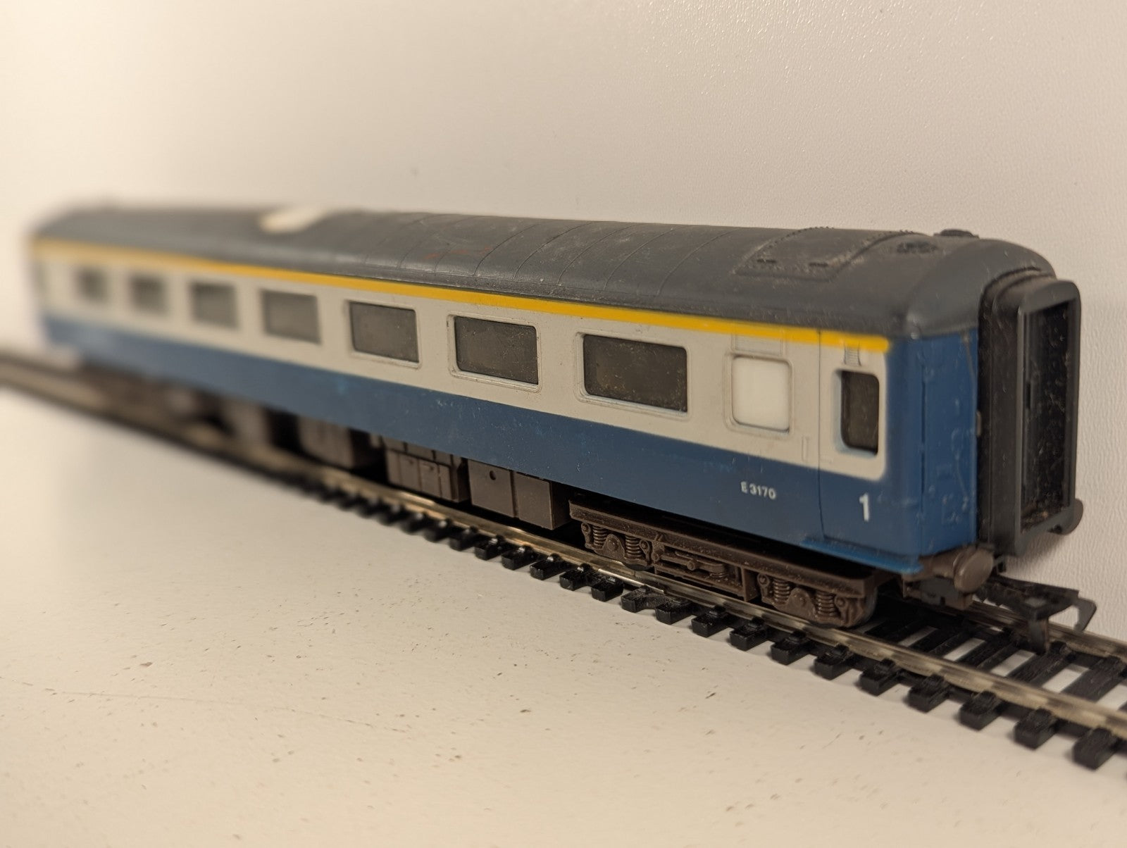 Airfix InterCity Mk2D First Open Coach E3170 OO Gauge - Boxed