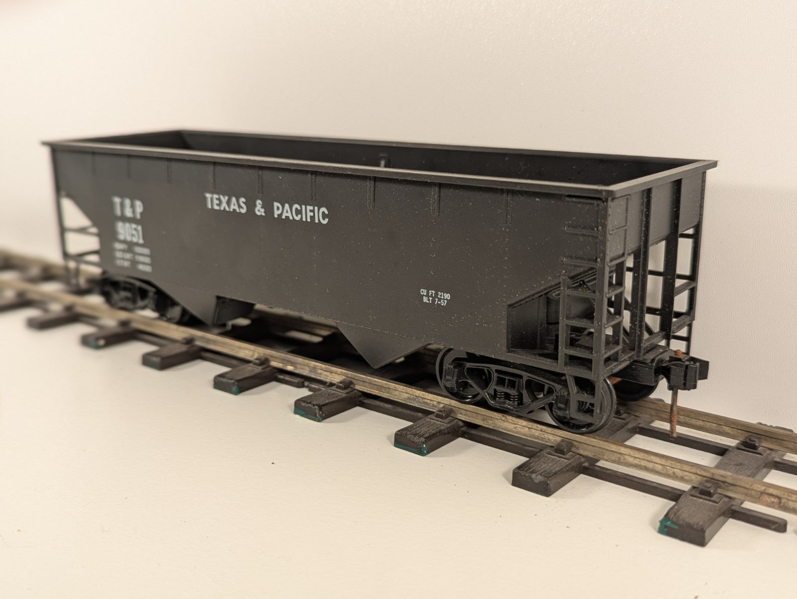 AHM Texas & Pacific (T&P) 2-Bay Hopper Car – No. 9051 – O Gauge