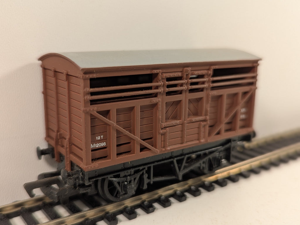 Mainline OO Gauge 37-143 Cattle Wagon BR Bauxite