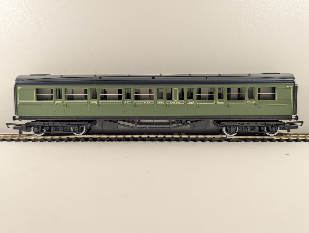 Hornby OO Gauge SR Composite Coach Passenger Coach 5544 SR Olive Green R162