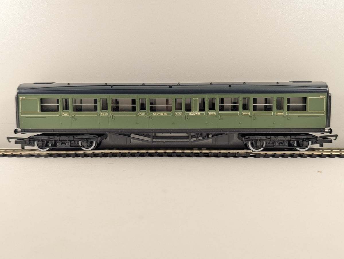 Hornby OO Gauge SR Composite Coach Passenger Coach 5544 SR Olive Green R162