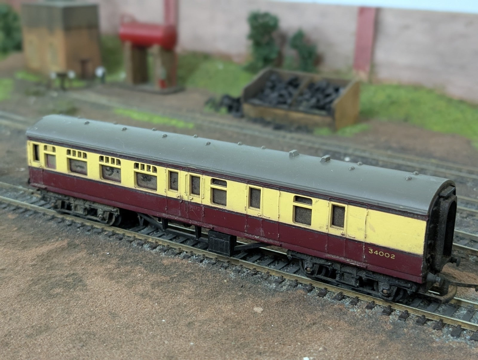 Triang R28/220 Brake Coach Red Crimson And Cream 34002 OO Gauge