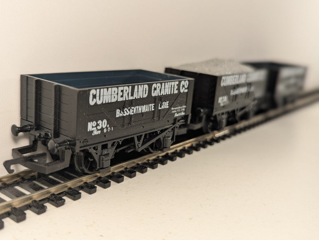 Hornby R6006 OO Gauge Cumberland Granite Co 5 Plank Open Wagon with Load