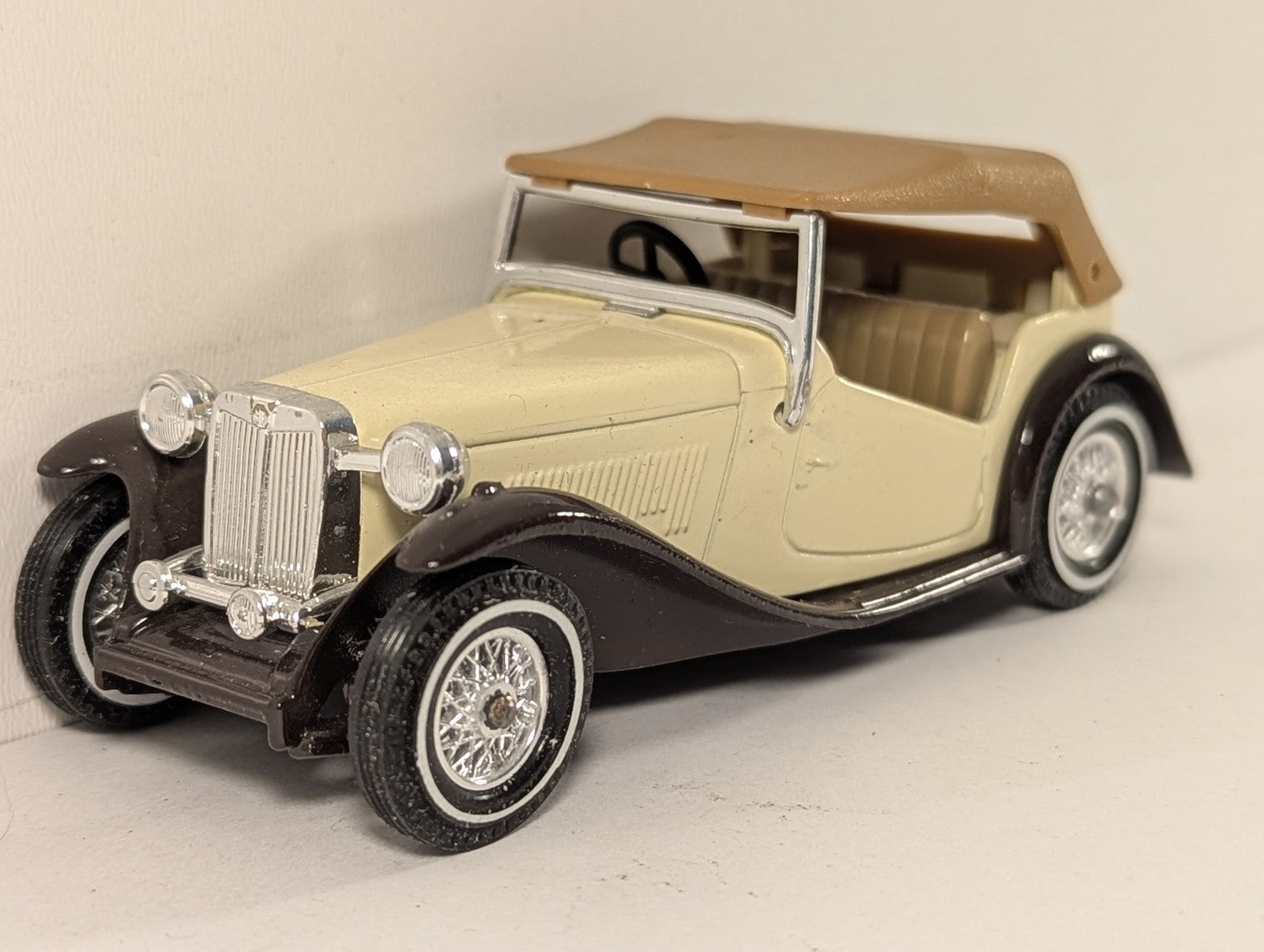 Matchbox 1945 MG TC Die-cast Model Car Cream and Brown Y-8