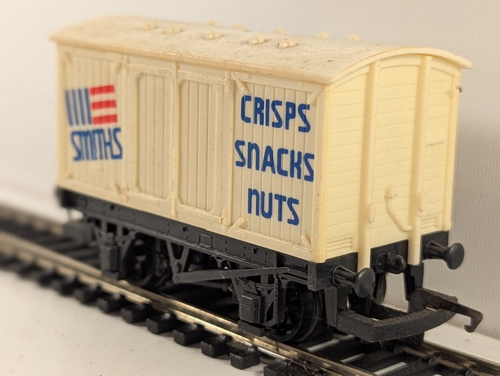 Hornby OO Gauge Smiths Crisps Ventilated Van Goods Wagon R013