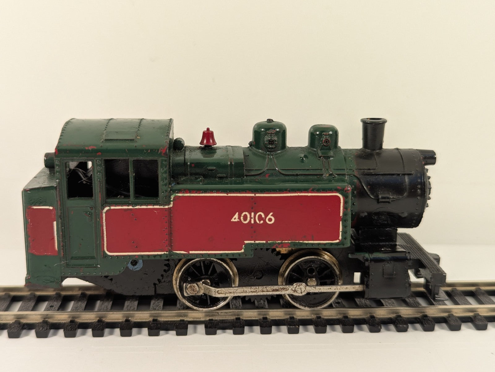 Lima HO Gauge USA-Style 0-4-0 Tank Locomotive Maroon - Non-Runner