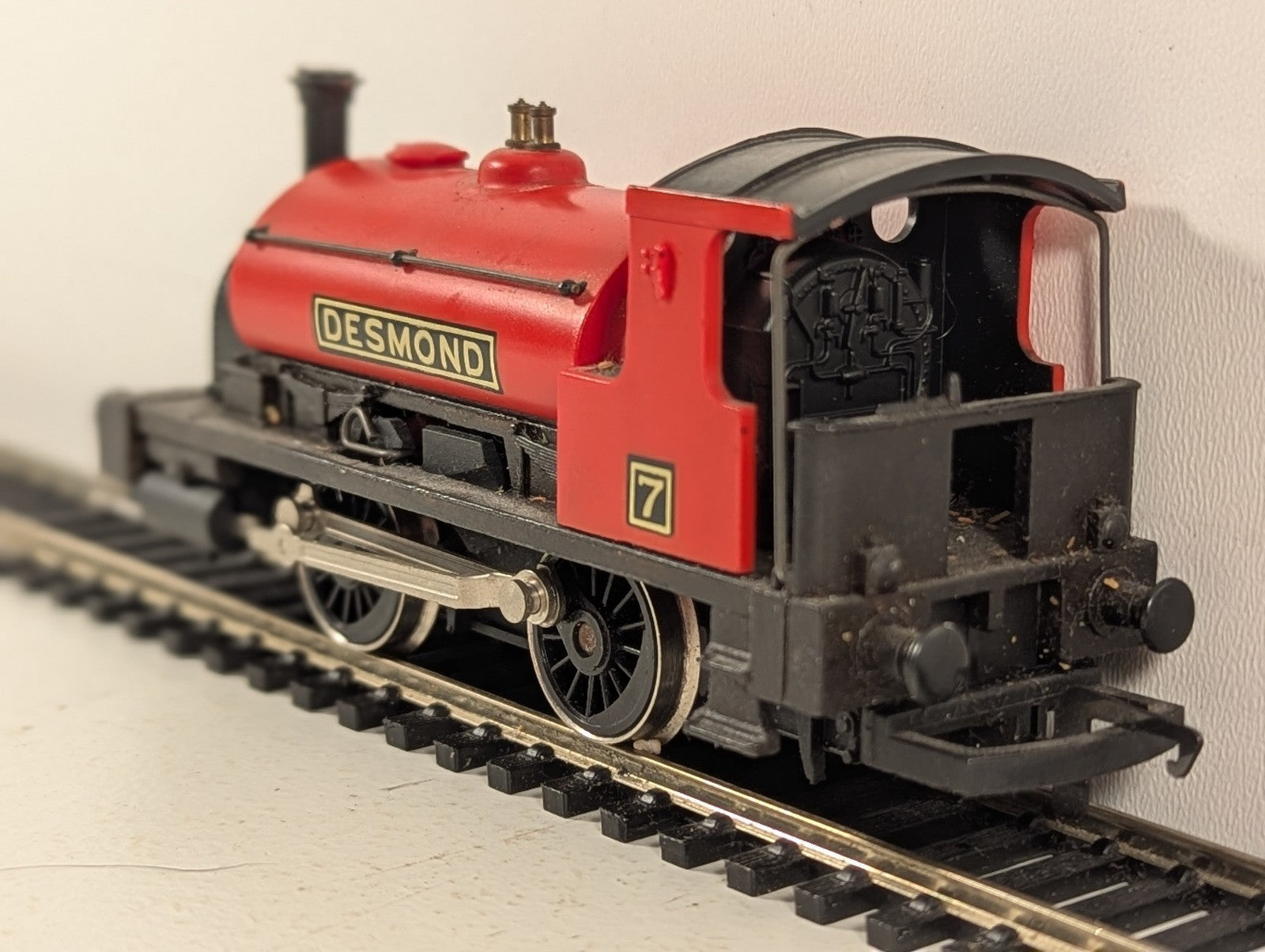 Hornby OO Gauge 0-4-0 Saddle Tank Desmond Steam Locomotive 7 Red