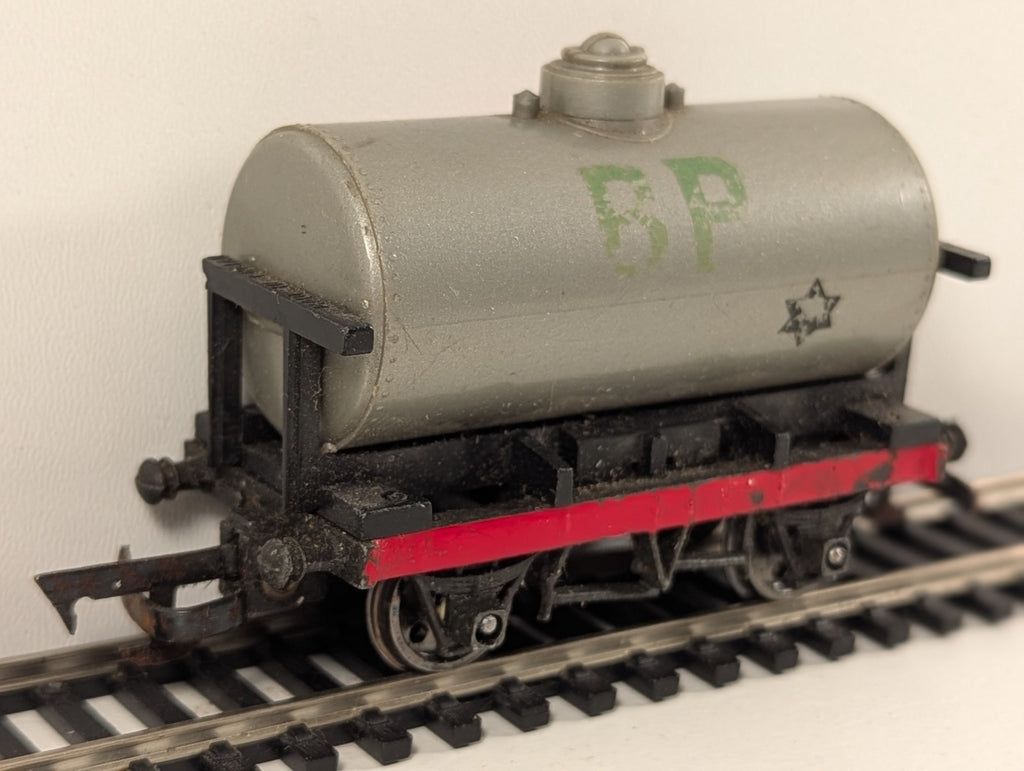 Tri-ang R12 Tank Wagon – OO Gauge